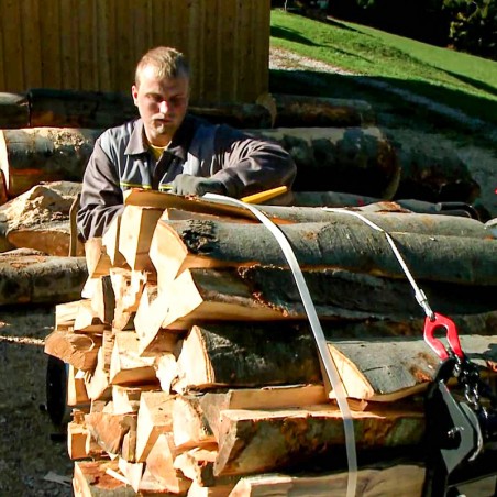 Fagot de bois avec fagoteuse à feuillard