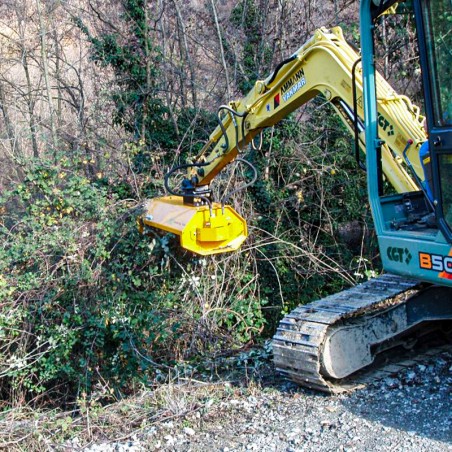 épareuse série db sur bord de route