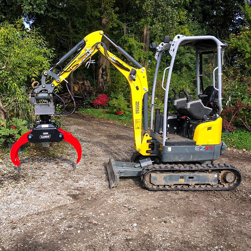 Pince à bois en usage fixe sur mini pelle