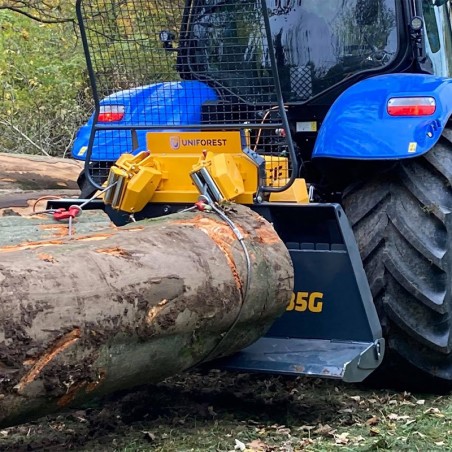 débardage d'un gros tronc avec un treuil 2x85 G uniforest