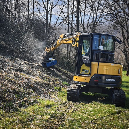 Broyage d'un talus avec une mini pelle