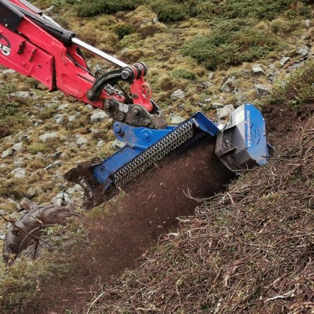 broyeur de végétaux sur talus