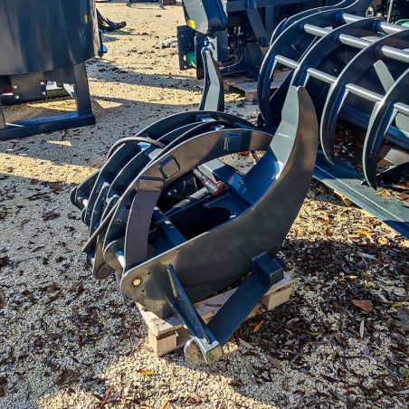 Pince pour charger le bois avec un tracteur agricole