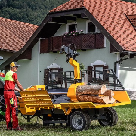 fendre le bois de chauffage avec une une fendeuse horizontale