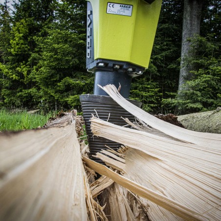 Fendre le bois avec une pelle hydraulique