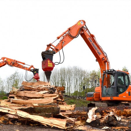 Fendre le bois avec une pelle lourde