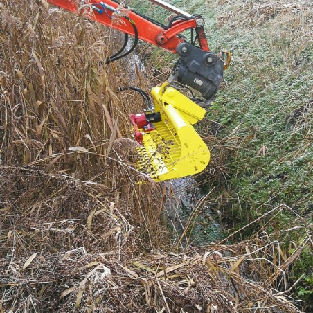 faucardage de rivière avec un pelle kubota