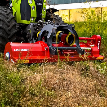 Broyeur pour entretenir zones agricoles en action sur tracteur par prise de force - Vue de face