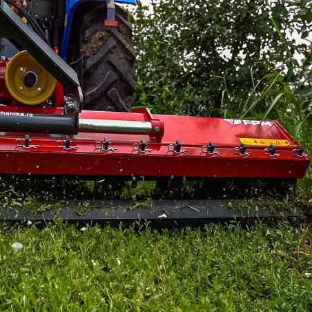 Broyeur résidus végétaux par prise de force en action - Vue de près