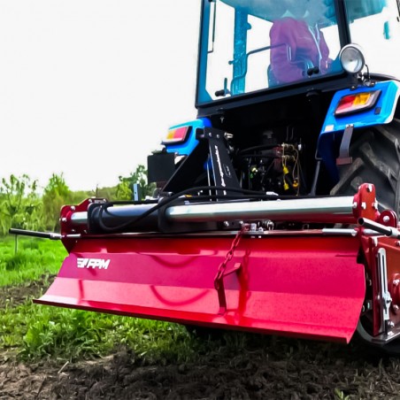 Fraise rotative à tracteur en pleine action avec un tracteur 35 CV