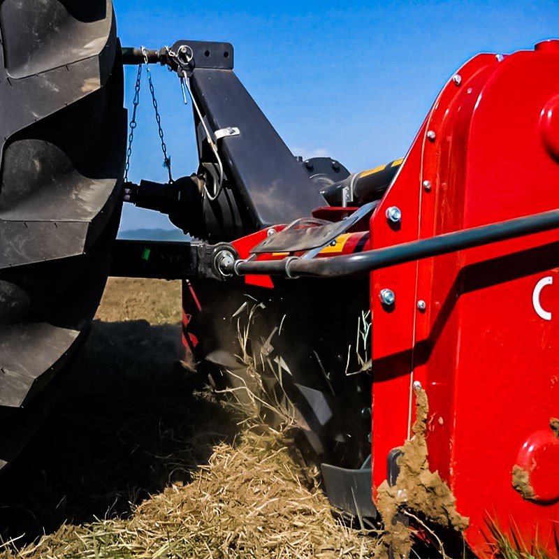 Fraise agricole pour travail du sol sur tracteur en action - Zoom sur prise de force