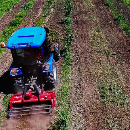 Herse rotative pour culture monté sur tracteur agricole en action - Vue aérienne