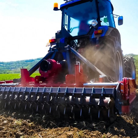 Herse rotative par prise de force en action - Vue arrière