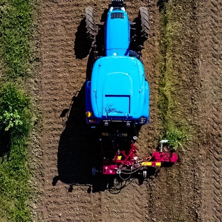 Herse rotative latéral intercep pour tracteur par prise de force en action - Vue aérienne