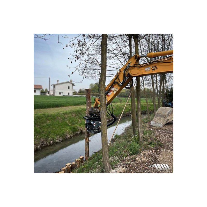 Enfonce-pieux hydraulique en installation près d'une berge.