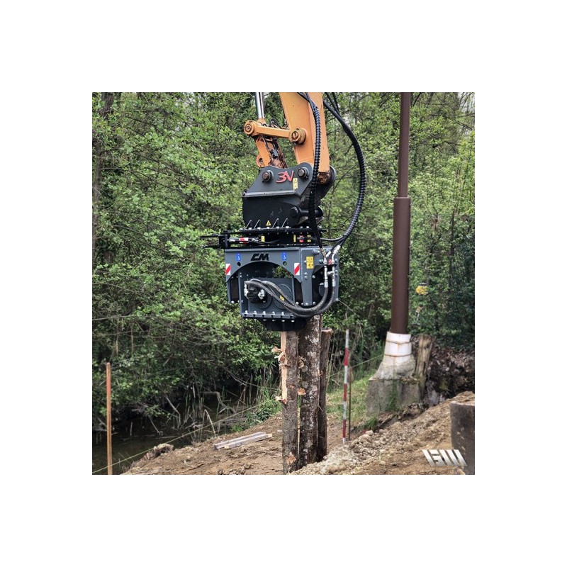 Enfonce-pieux hydraulique enfonçant un poteau dans le sol.