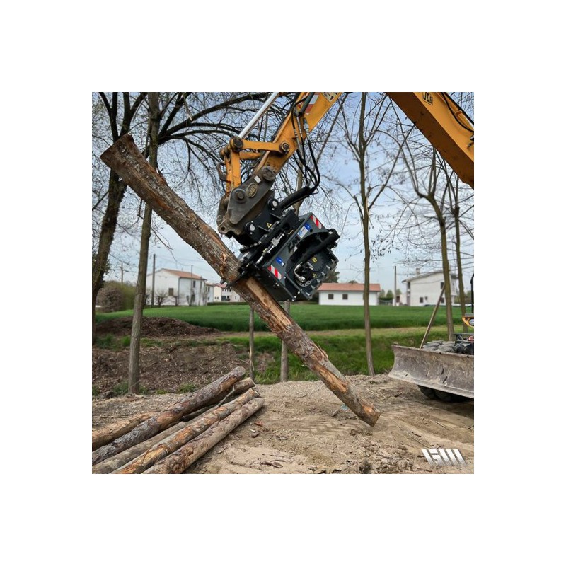 Enfonce-pieux hydraulique soulevant un poteau en bois.