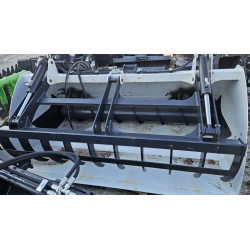 godet distributeur à vis sans fin avec griffe hydraulique largeur 2200mm ATTACHE EURO